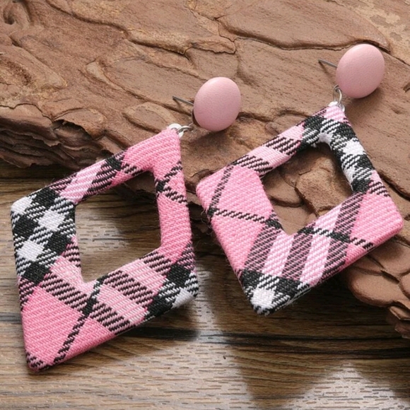 Plaid Pink and Black Women Earrings - free with purchase  of any closet item - Picture 2 of 3
